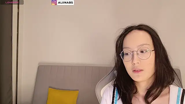 Snapshot of aliiiiiina chatting on 24, 1, 2025 aliiiiiina online show from 24, 1, 2025