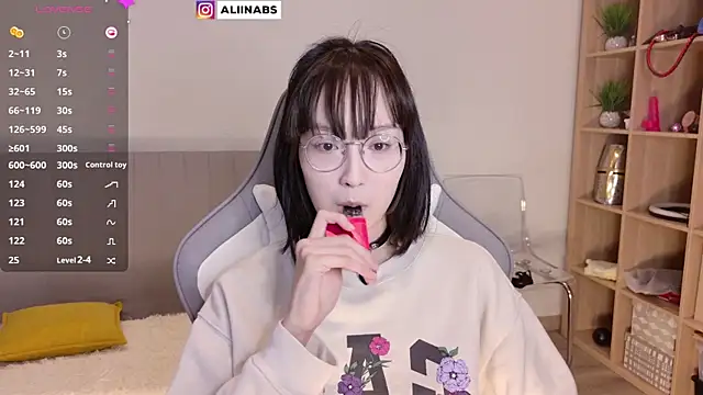 Snapshot of aliiiiiina chatting on 6, 2, 2025 aliiiiiina online show from 6, 2, 2025