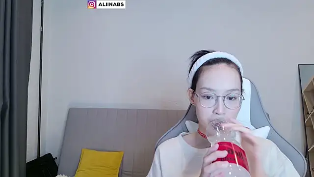 Snapshot of aliiiiiina chatting on 17, 2, 2025 aliiiiiina online show from 17, 2, 2025