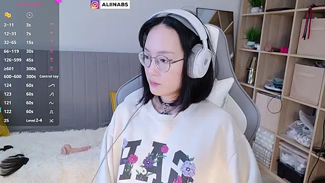 Snapshot of aliiiiiina chatting on 24, 2, 2025 aliiiiiina online show from 24, 2, 2025