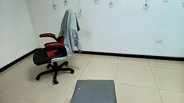 Snapshot of lili_phill chatting on 28, 12, 2024 lili phill online show from 28, 12, 2024