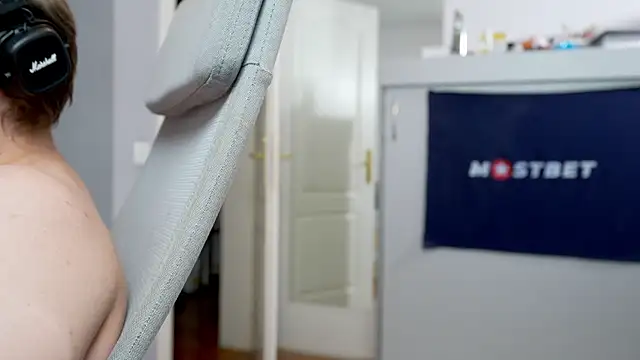 Snapshot of foxeslovefoxes chatting on 13, 12, 2024 foxeslovefoxes online show from 13, 12, 2024