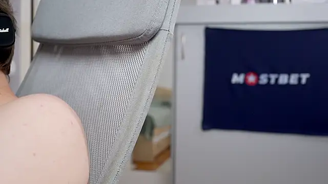 Snapshot of foxeslovefoxes chatting on 20, 12, 2024 foxeslovefoxes online show from 20, 12, 2024