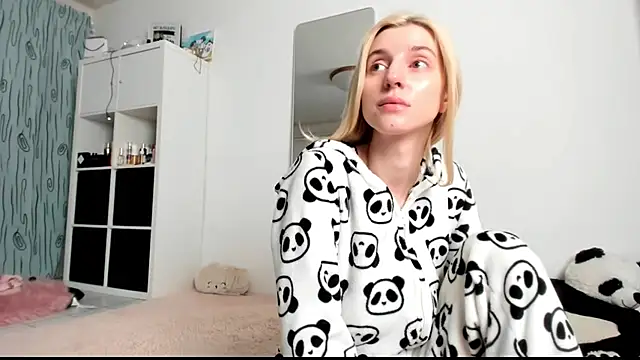 Snapshot of KenzieDawton chatting on 13, 1, 2025 KenzieDawton online show from 13, 1, 2025