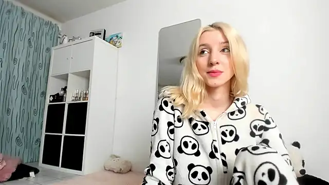 Snapshot of KenzieDawton chatting on 19, 10, 2025 KenzieDawton online show from 19, 10, 2025