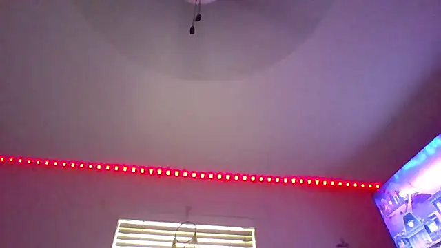 SkittlesNTreats online show from 4, 12, 2025