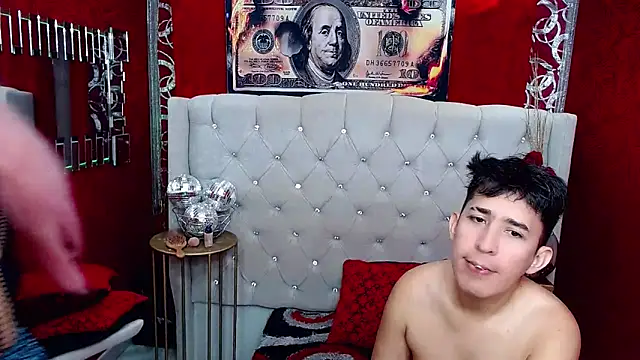 Snapshot of shannentrans chatting on 3, 12, 2024 shannentrans online show from 3, 12, 2024