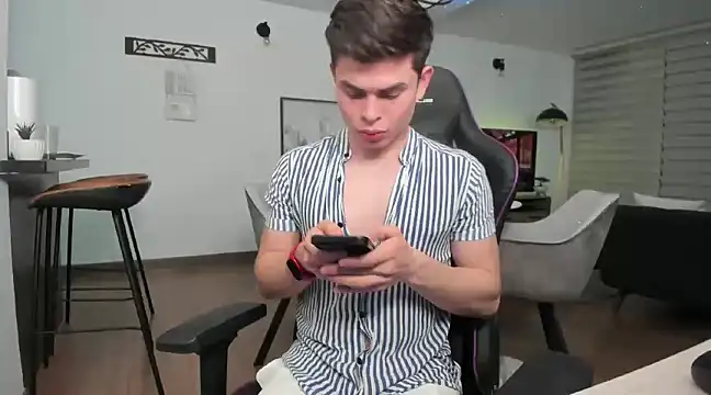 Snapshot of alejooo_twink chatting on 1, 3, 2025 alejooo twink online show from 1, 3, 2025