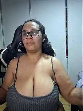 Snapshot of YasminMeyer chatting on 7, 8, 2026 YasminMeyer online show from 7, 8, 2026