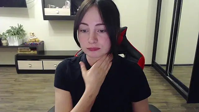 Snapshot of Laralianna chatting on 8, 10, 2025 Laralianna online show from 8, 10, 2025