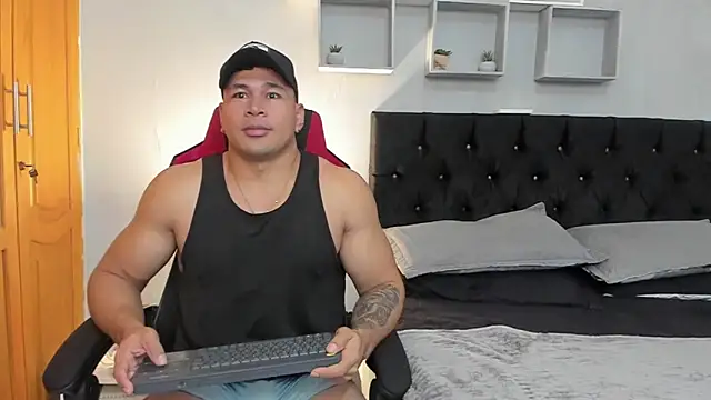 Snapshot of tyler_hank01 chatting on 8, 4, 2026 tyler hank01 online show from 8, 4, 2026