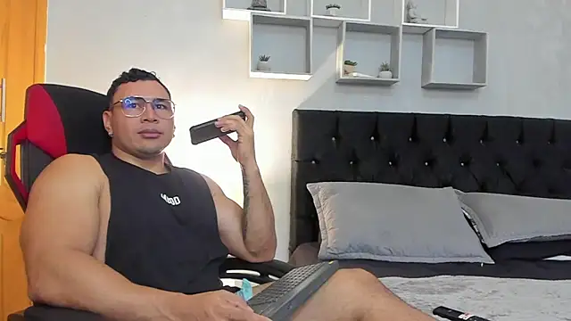 Snapshot of tyler_hank01 chatting on 8, 4, 2026 tyler hank01 online show from 8, 4, 2026