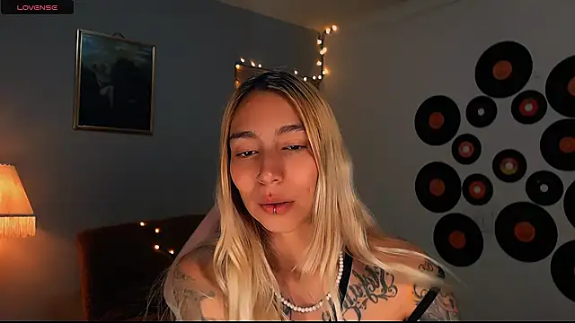 Saucy Jenn online show from 28, 2, 2025