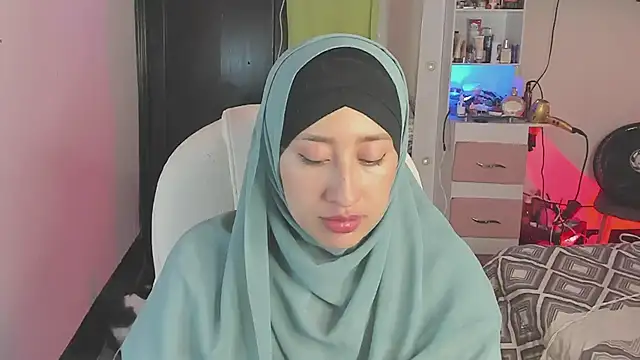 Snapshot of adila_anich chatting on 4, 12, 2024 adila anich online show from 4, 12, 2024