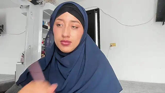 Snapshot of adila_anich chatting on 18, 9, 2025 adila anich online show from 18, 9, 2025