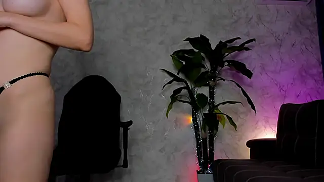 Snapshot of Emma7 chatting on 2, 11, 2025 Emma7 online show from 2, 11, 2025