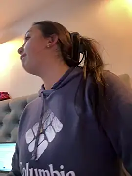 Snapshot of Hannahoff chatting on 5, 2, 2025 Hannahoff online show from 5, 2, 2025