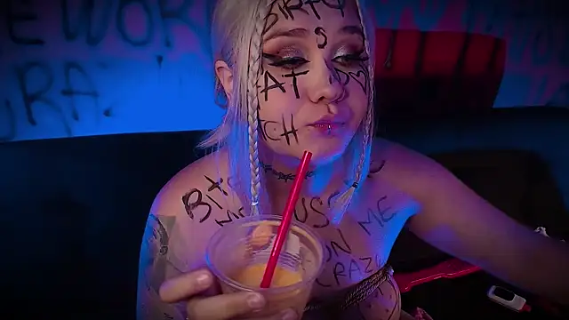 Snapshot of Laura_takint chatting on 8, 2, 2025 Laura takint online show from 8, 2, 2025