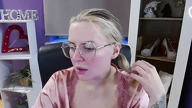 Zoey Erotic online show from 3, 2, 2026