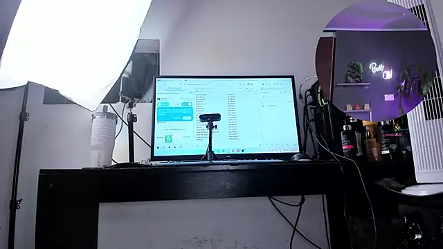 Katiehill 1 online show from 12, 11, 2025