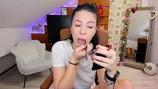 EmillyTaylor online show from 14, 11, 2025