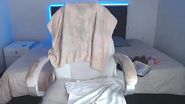 selena yourmilf online show from 13, 1, 2026