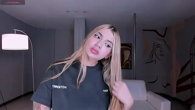 Snapshot of NiaHolland chatting on 8, 9, 2025 NiaHolland online show from 8, 9, 2025