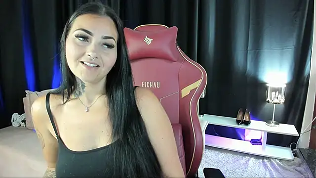 Snapshot of LauraColour chatting on 11, 12, 2024 LauraColour online show from 11, 12, 2024
