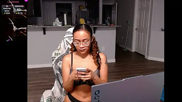 Snapshot of RylHoneyy chatting on 14, 6, 2026 RylHoneyy online show from 14, 6, 2026