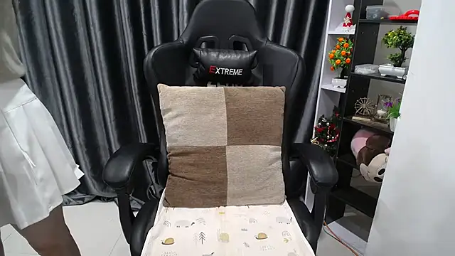 Yuki-yio online show from 13, 3, 2025