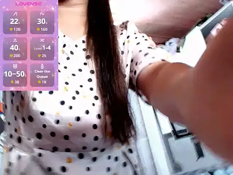 Snapshot of MoaningKylie chatting on 8, 10, 2025 MoaningKylie online show from 8, 10, 2025