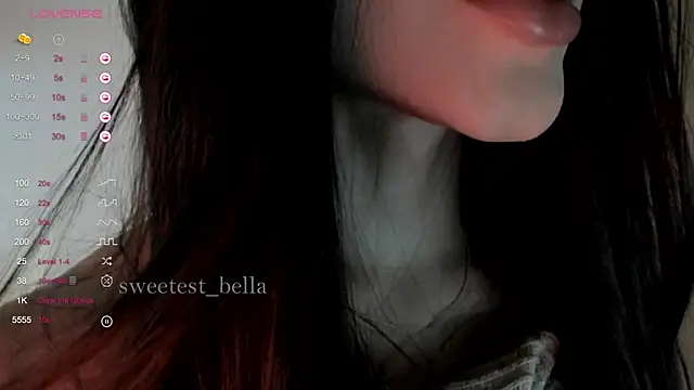 Snapshot of sweetest_bella chatting on 12, 10, 2025 sweetest bella online show from 12, 10, 2025