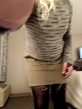 Snapshot of LittleblondeTS chatting on 7, 11, 2025 LittleblondeTS online show from 7, 11, 2025