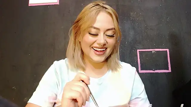 Snapshot of valery_mew chatting on 2, 2, 2025 valery mew online show from 2, 2, 2025