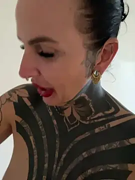 Snapshot of InkedBiitch chatting on 6, 5, 2026 InkedBiitch online show from 6, 5, 2026