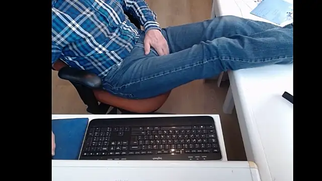 Snapshot of dutchpornking chatting on 8, 3, 2025 dutchpornking online show from 8, 3, 2025