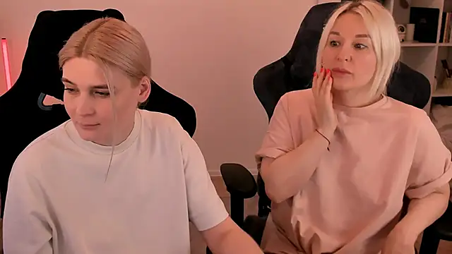 hotblonds online show from 8, 3, 2025