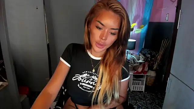 QuiinMollyXxX online show from 10, 6, 2026