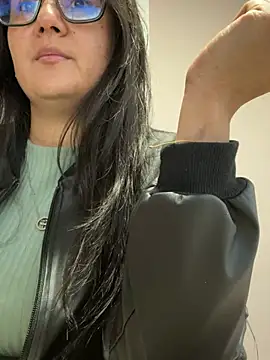 Snapshot of SWEETLILY18 chatting on 20, 12, 2024 SWEETLILY18 online show from 20, 12, 2024