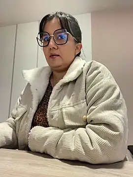 Snapshot of SWEETLILY18 chatting on 5, 3, 2025 SWEETLILY18 online show from 5, 3, 2025