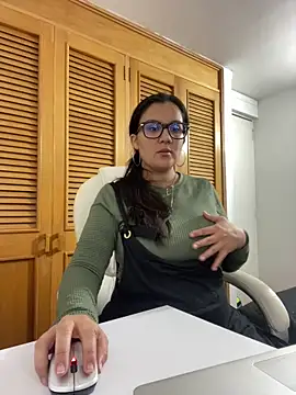 Snapshot of SWEETLILY18 chatting on 1, 10, 2025 SWEETLILY18 online show from 1, 10, 2025