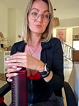 MissMialicious online show from 9, 4, 2026