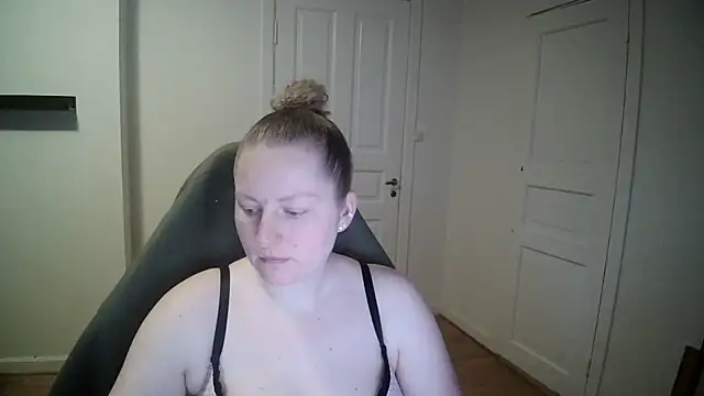 Girlnina-1995 online show from 23, 1, 2025