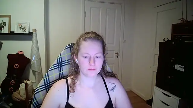 Girlnina-1995 online show from 12, 1, 2026