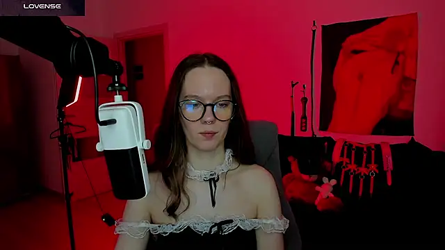Snapshot of DivineBite chatting on 5, 4, 2026 DivineBite online show from 5, 4, 2026