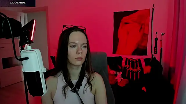 Snapshot of DivineBite chatting on 11, 4, 2026 DivineBite online show from 11, 4, 2026