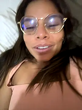 Snapshot of ROUSSH chatting on 8, 9, 2025 ROUSSH online show from 8, 9, 2025