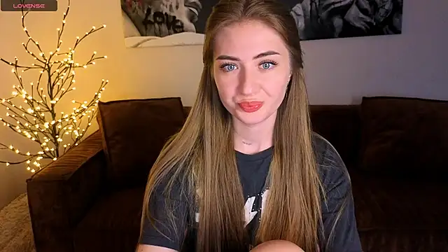 Snapshot of Adelyna_Bird chatting on 18, 6, 2026 Adelyna Bird online show from 18, 6, 2026