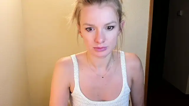 Snapshot of Annloveyou chatting on 4, 1, 2025 Annloveyou online show from 4, 1, 2025