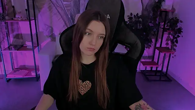 Snapshot of JennyDens chatting on 4, 3, 2025 JennyDens online show from 4, 3, 2025